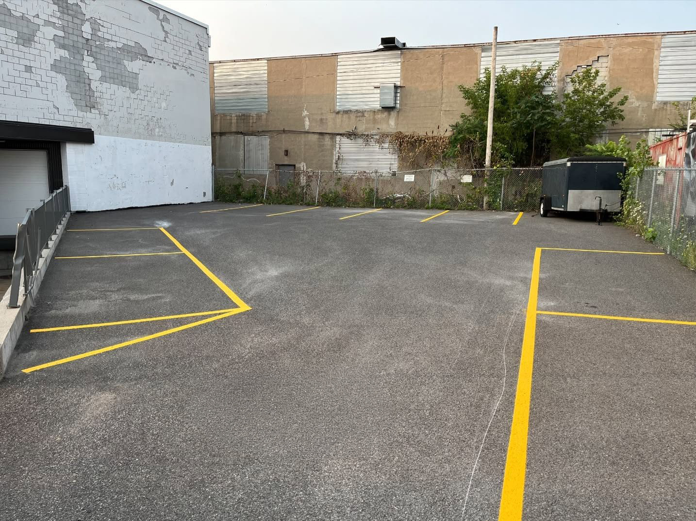 Le même stationnement après le traçage de lignes jaunes