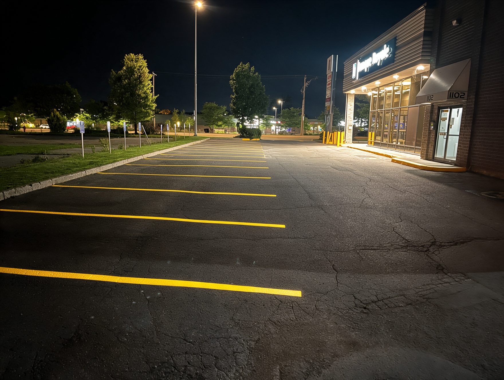 Stationnement de nuit avec lignes jaunes fraîchement peintes