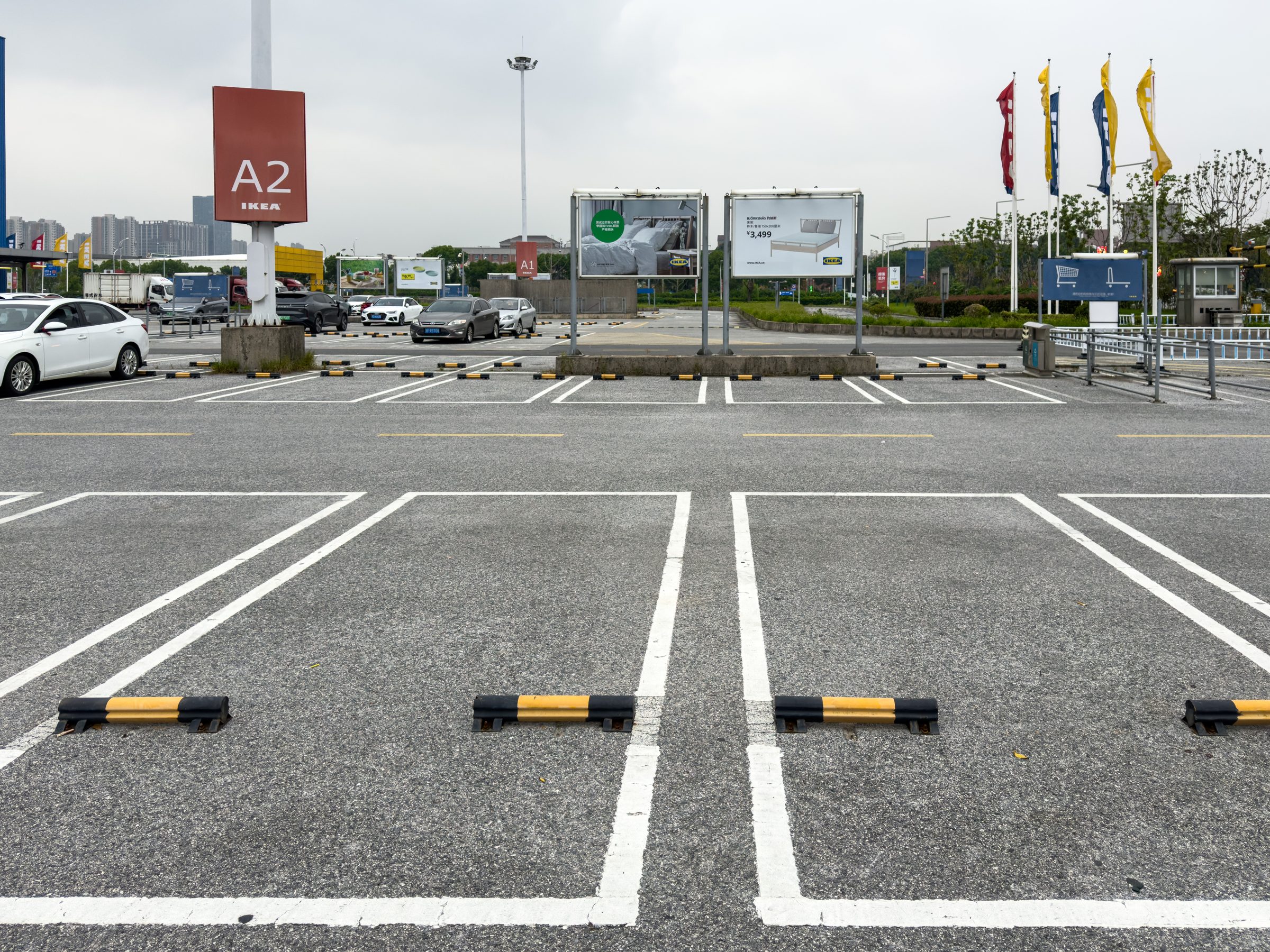 Lignes de stationnement blanches fraîchement tracées avec butoirs jaunes et noirs