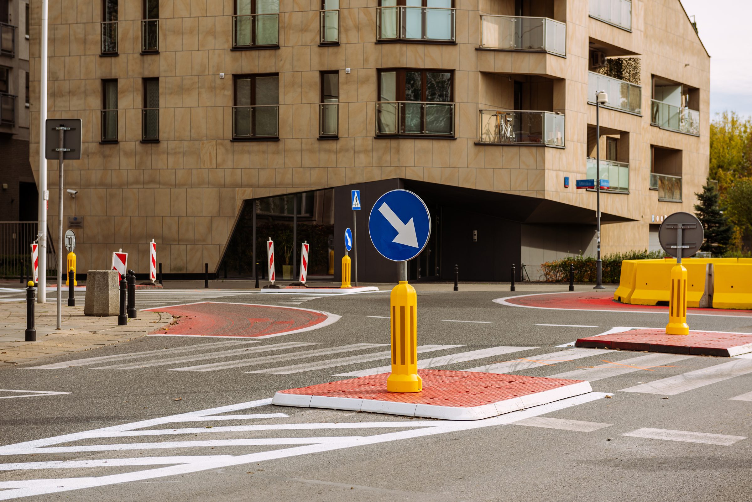 Intersection avec marquage au sol, îlots et bollards jaunes